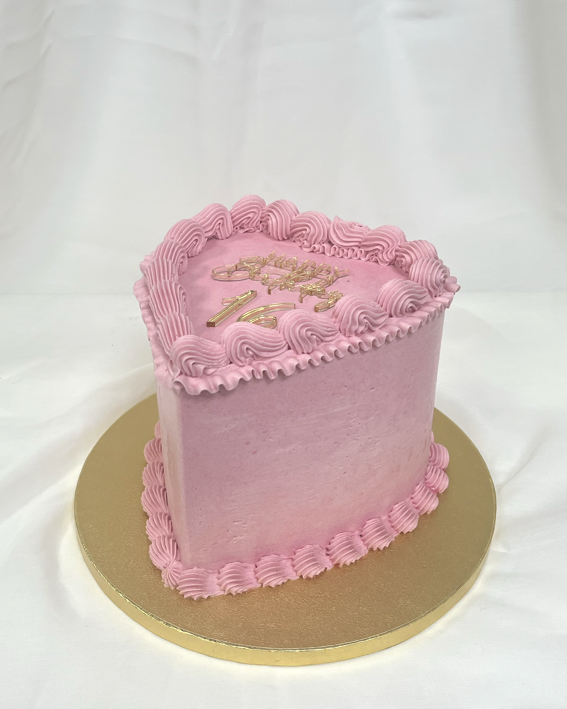 Tarta estilo coquette con corazón en Mallorca